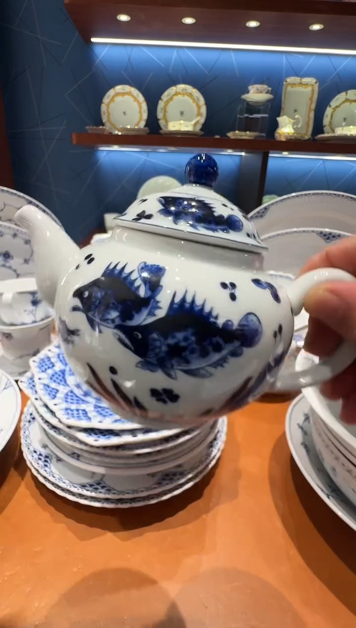 瓷五花马鱼藻纹茶水壶