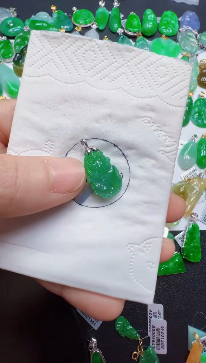 【闪购商品】翡翠吊坠(不含链)18K金镶嵌900