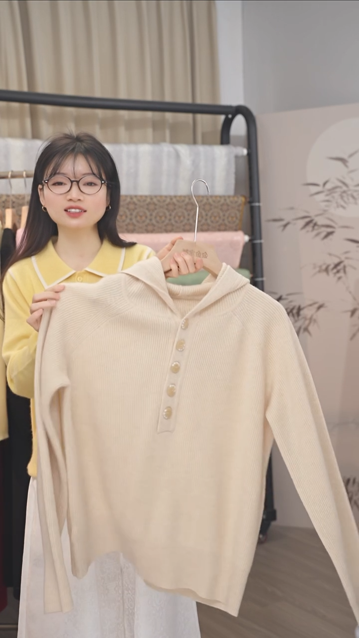 R****e纯山羊绒排扣带帽羊绒衫