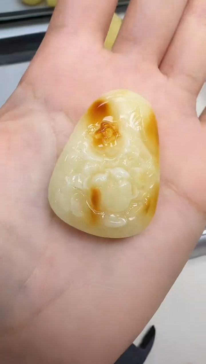 未镶嵌琥珀裸石如图