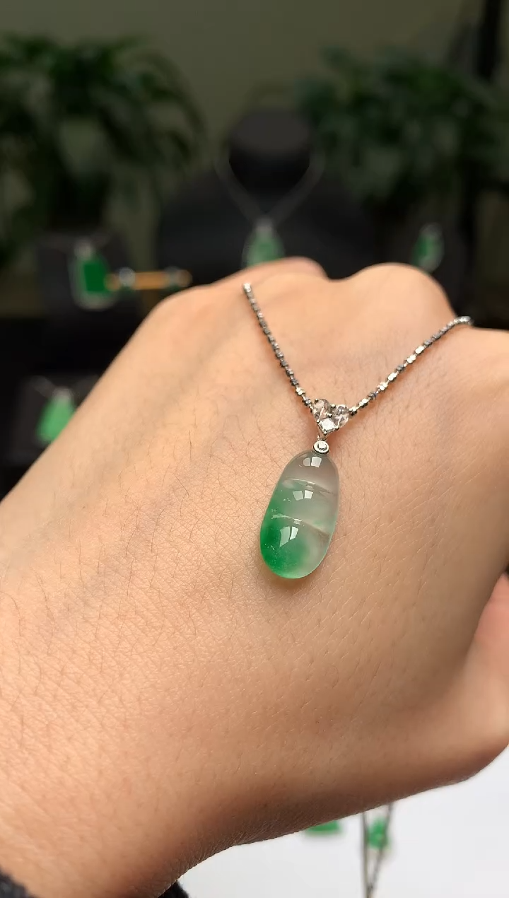 颈饰18K金镶嵌翡翠福豆