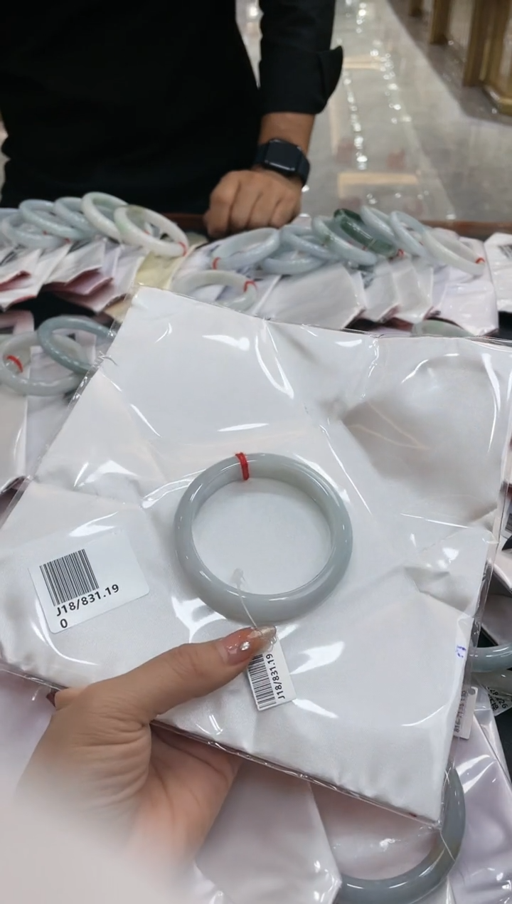 【闪购商品】翡翠手镯未镶嵌lcg镯j18-831.190