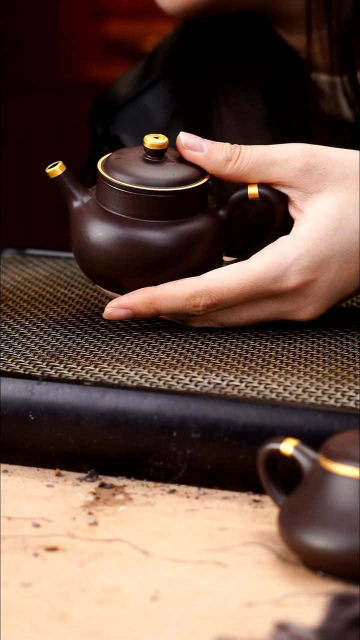 茶壶紫砂四号井茄皮紫泥描金大韵德钟140cc