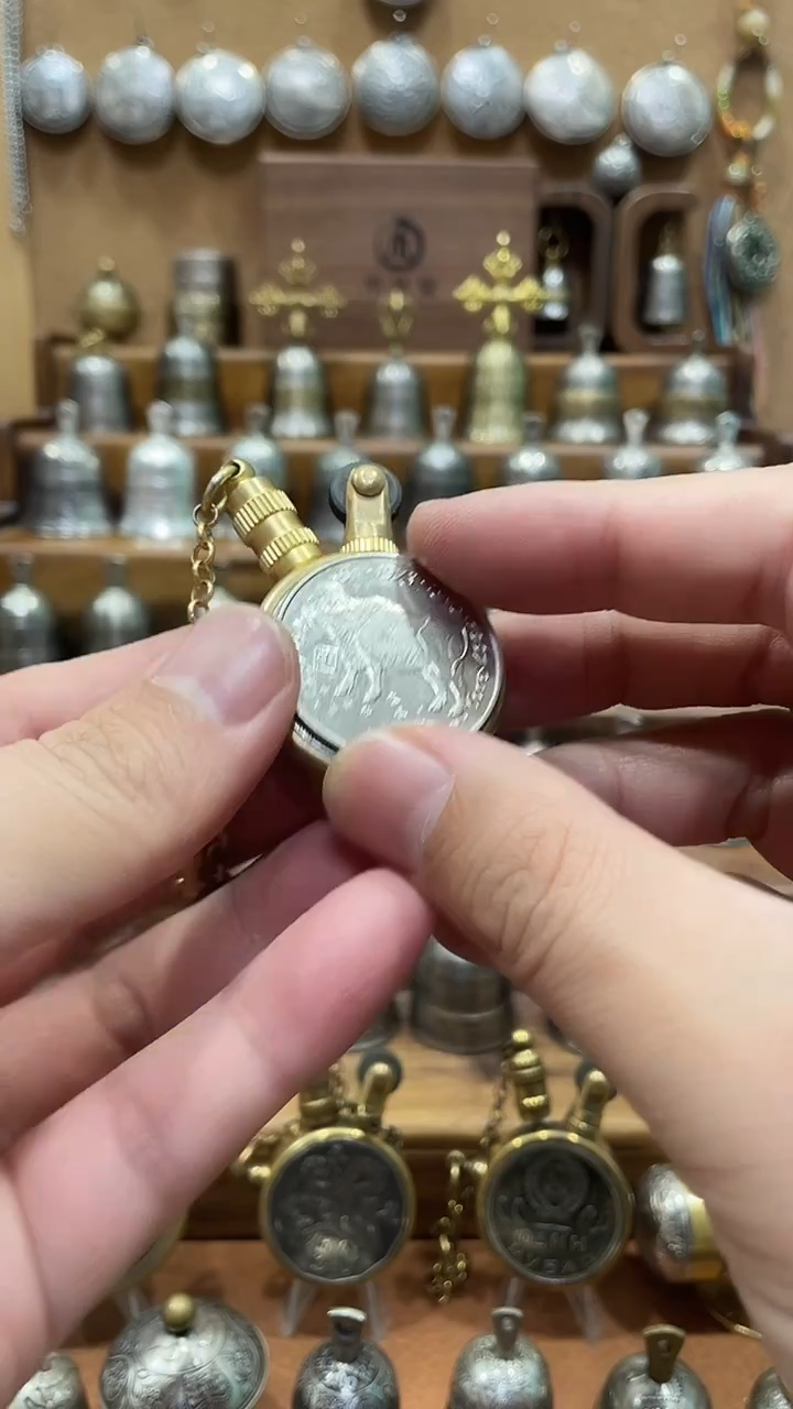 何**忧利比里亚蛇打火机