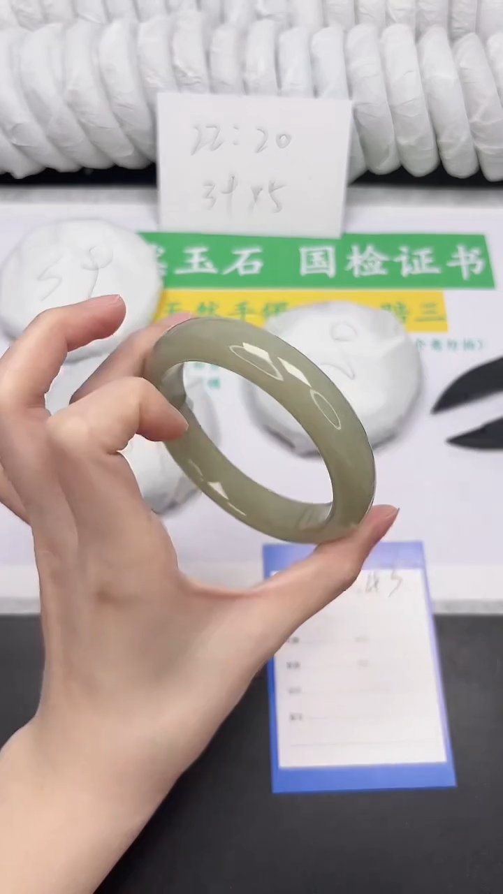 未镶嵌手镯石英质玉43-58.5DK