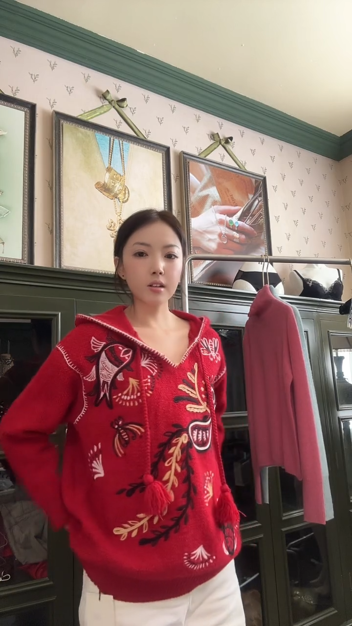 红色刺绣羊毛上衣
