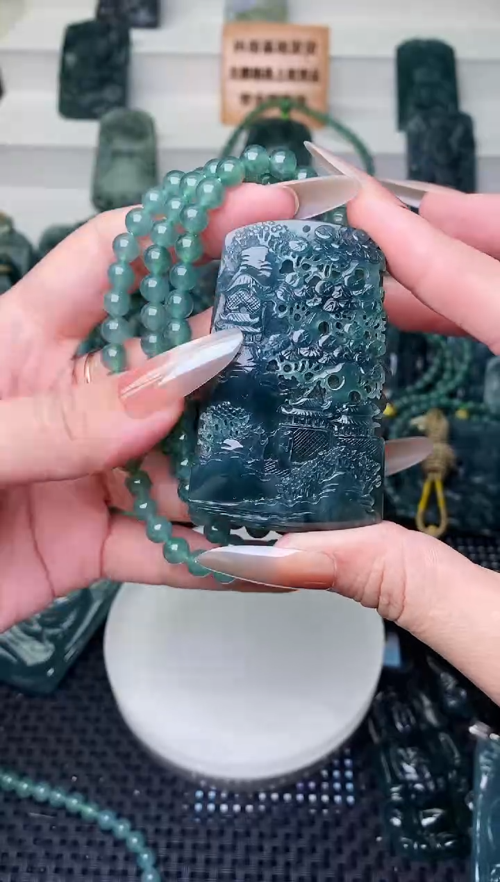 颈饰未镶嵌翡翠 