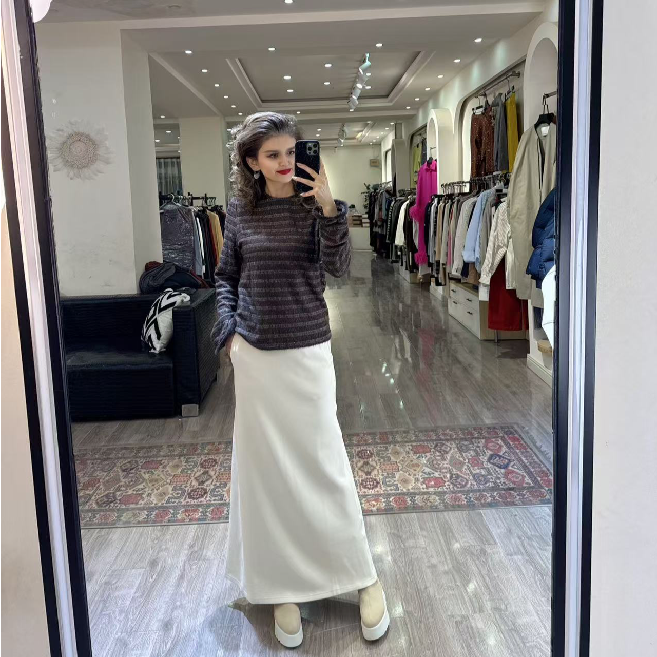 2024年自家原创设计显瘦流行袖子带毛上衣和高腰半身裙两件套套装