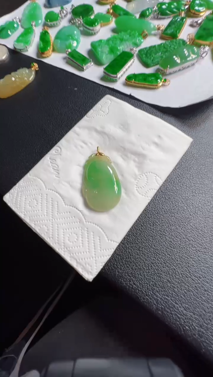 吊坠(不含链)18K金镶嵌翡翠680