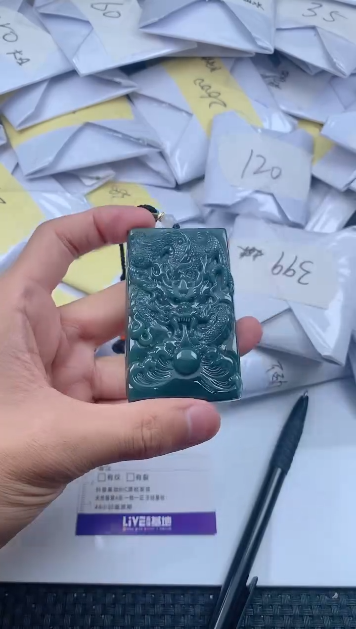 翡翠未镶嵌颈饰         