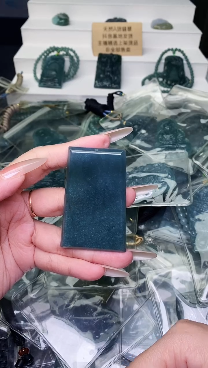 颈饰未镶嵌翡翠 