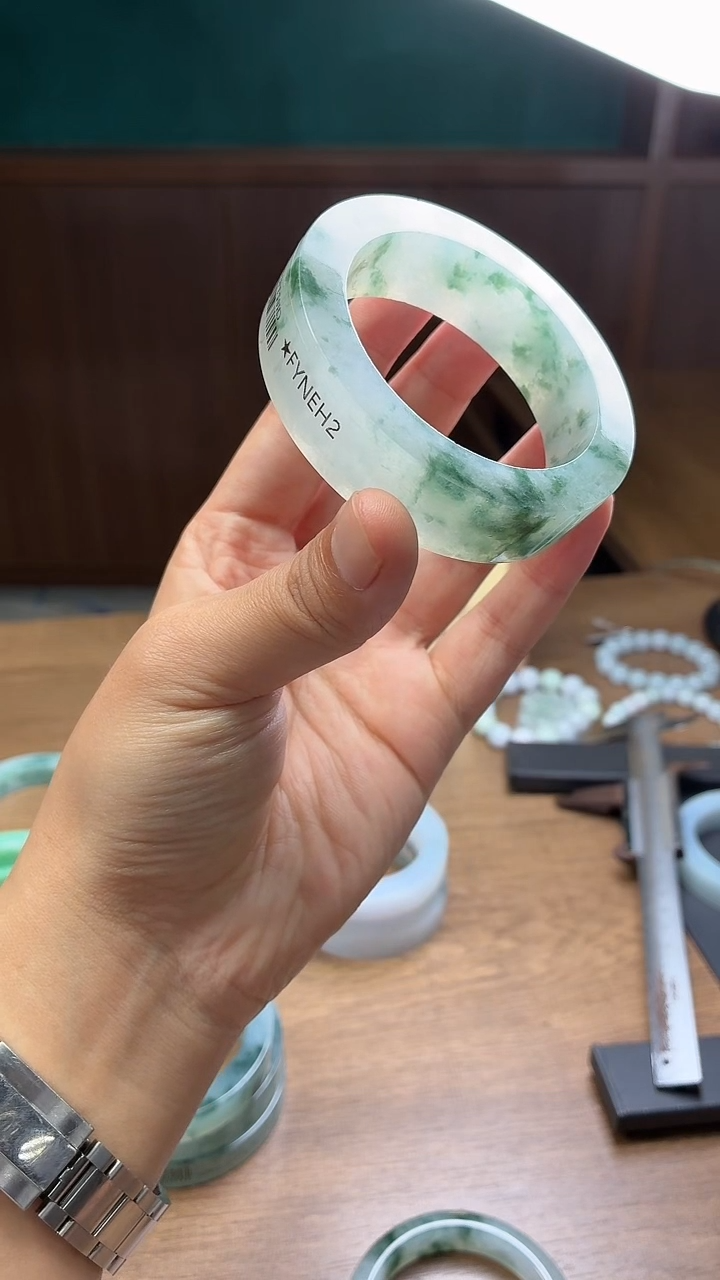 未镶嵌手镯定制翡翠流**舞定制
