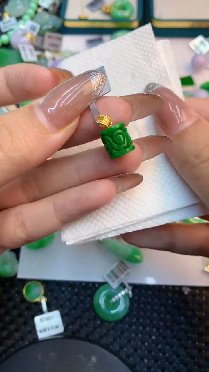 颈饰18K金镶嵌翡翠1