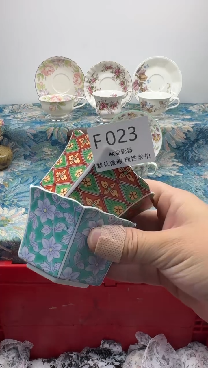 瓷片何**笑         F023