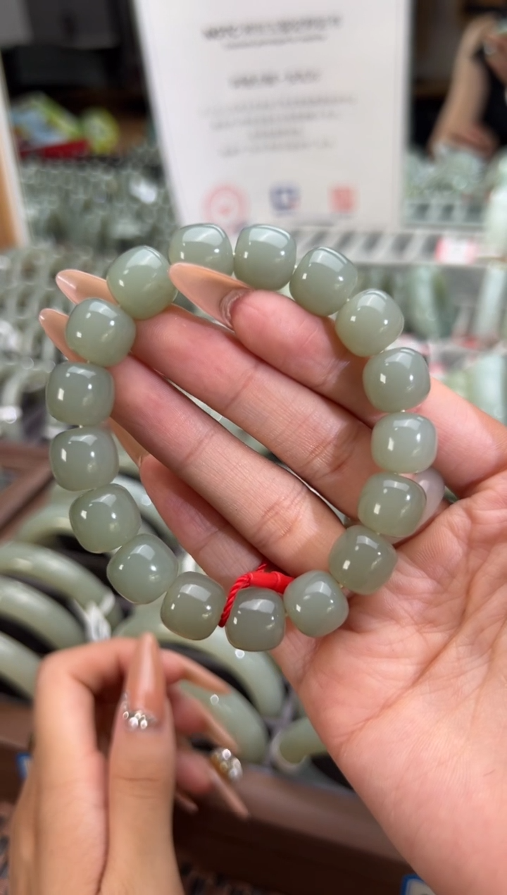 手串未镶嵌和田玉且末料青白玉手串卡11*12（81分）