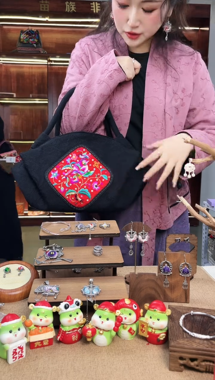 【闪购商品】织绣A54黔东南苗族刺绣