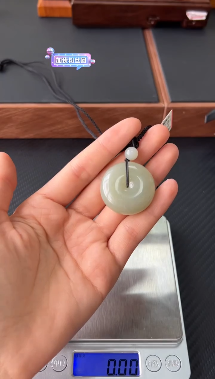 和田玉未镶嵌吊坠(赠链)且末微色差近矿