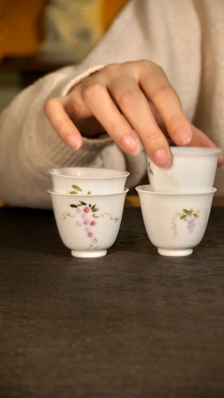 手绘花卉品茗杯4只