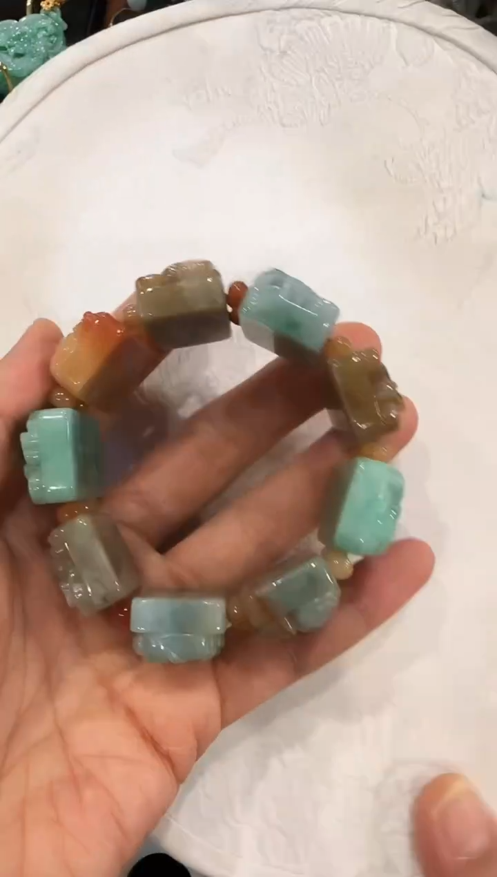 翡翠未镶嵌颈饰国风