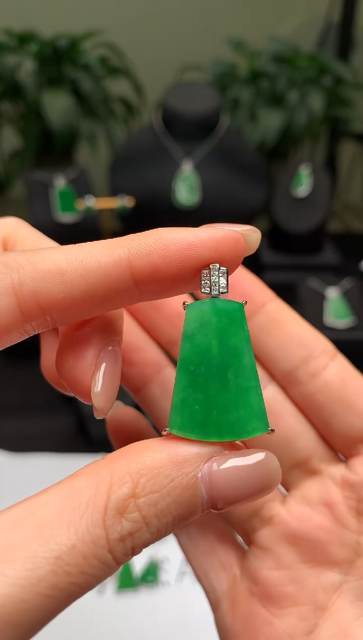 颈饰18K金镶嵌翡翠无事牌