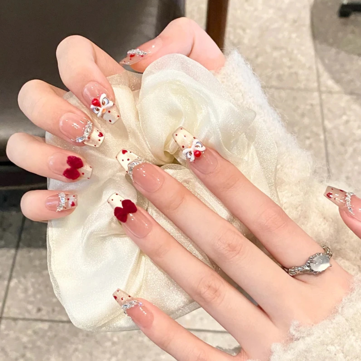 心悦醒狮纯手工穿戴甲新年猫眼温柔气质显白百搭圣诞复古美甲贴片