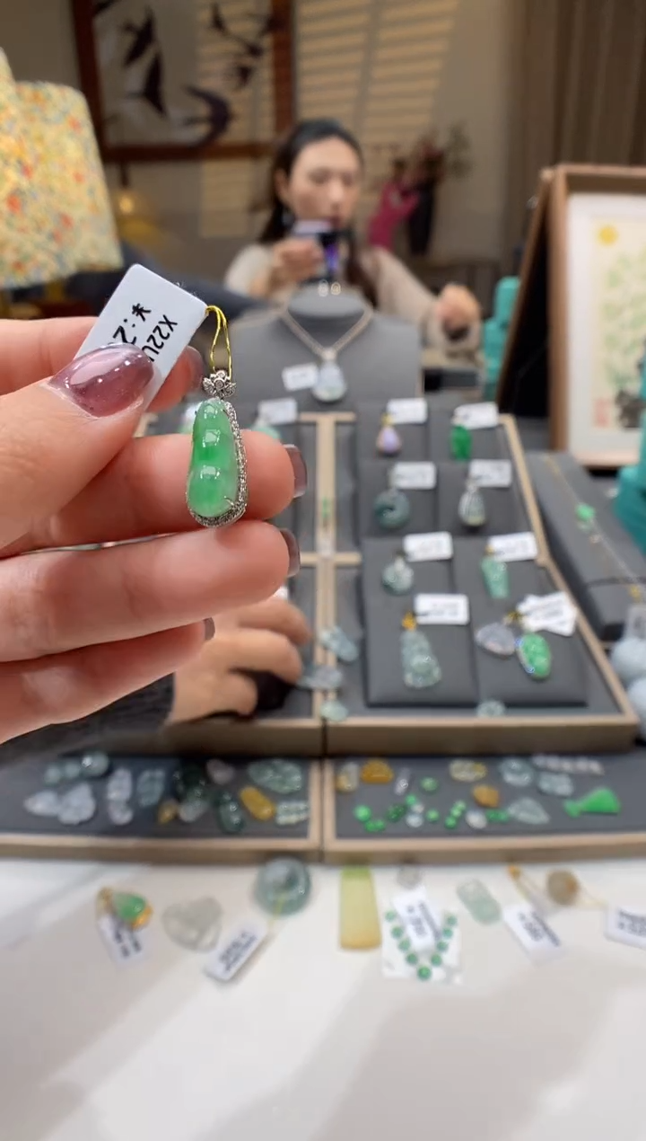 【闪购商品】翡翠颈饰18K金镶嵌豆子