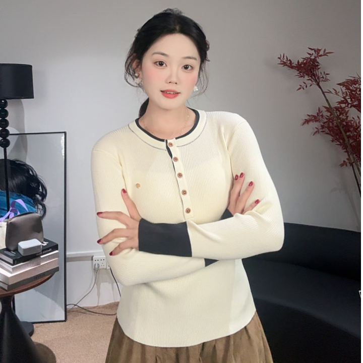 07橙子~半开领针织衫女2025冬季时尚百搭金属扣拼色边休闲打底衫