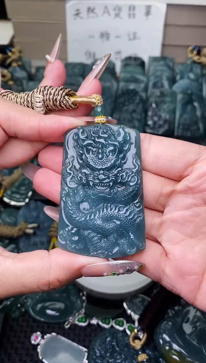 颈饰未镶嵌翡翠 