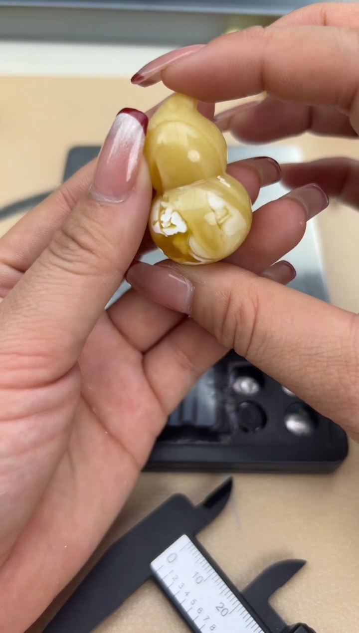 【闪购商品】琥珀裸石未镶嵌蜜蜡吊坠