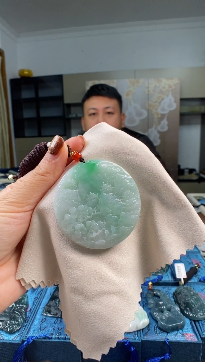 颈饰未镶嵌翡翠 多样性发其一
