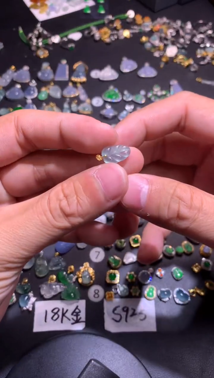 【闪购商品】翡翠吊坠(不含链)18K金镶嵌尺寸较小颜色随机