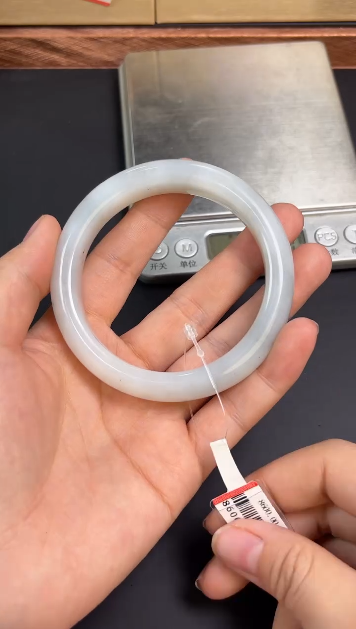 【闪购商品】和田玉手镯未镶嵌黑山微色差60+