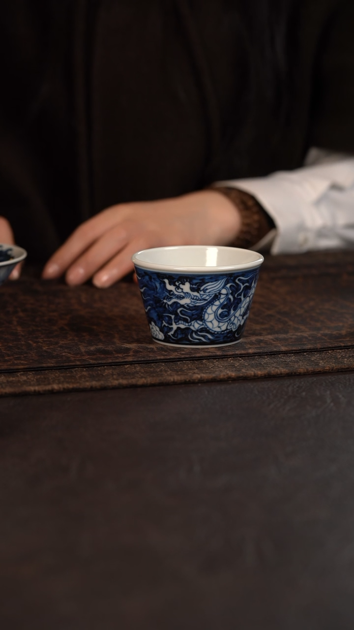 【闪购商品】杯赏君蓝地祥云龙纹哈根达斯杯