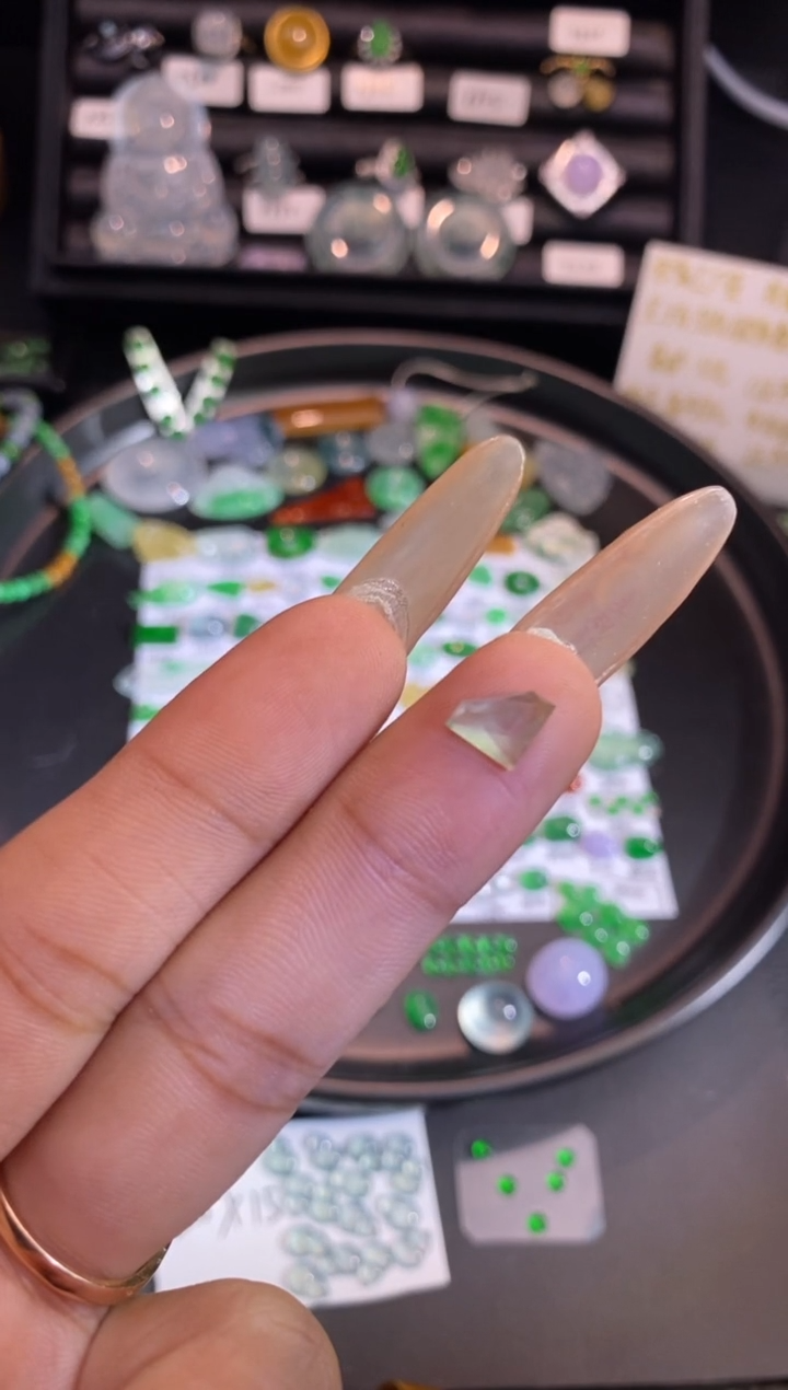 【闪购商品】翡翠挂件未镶嵌切割