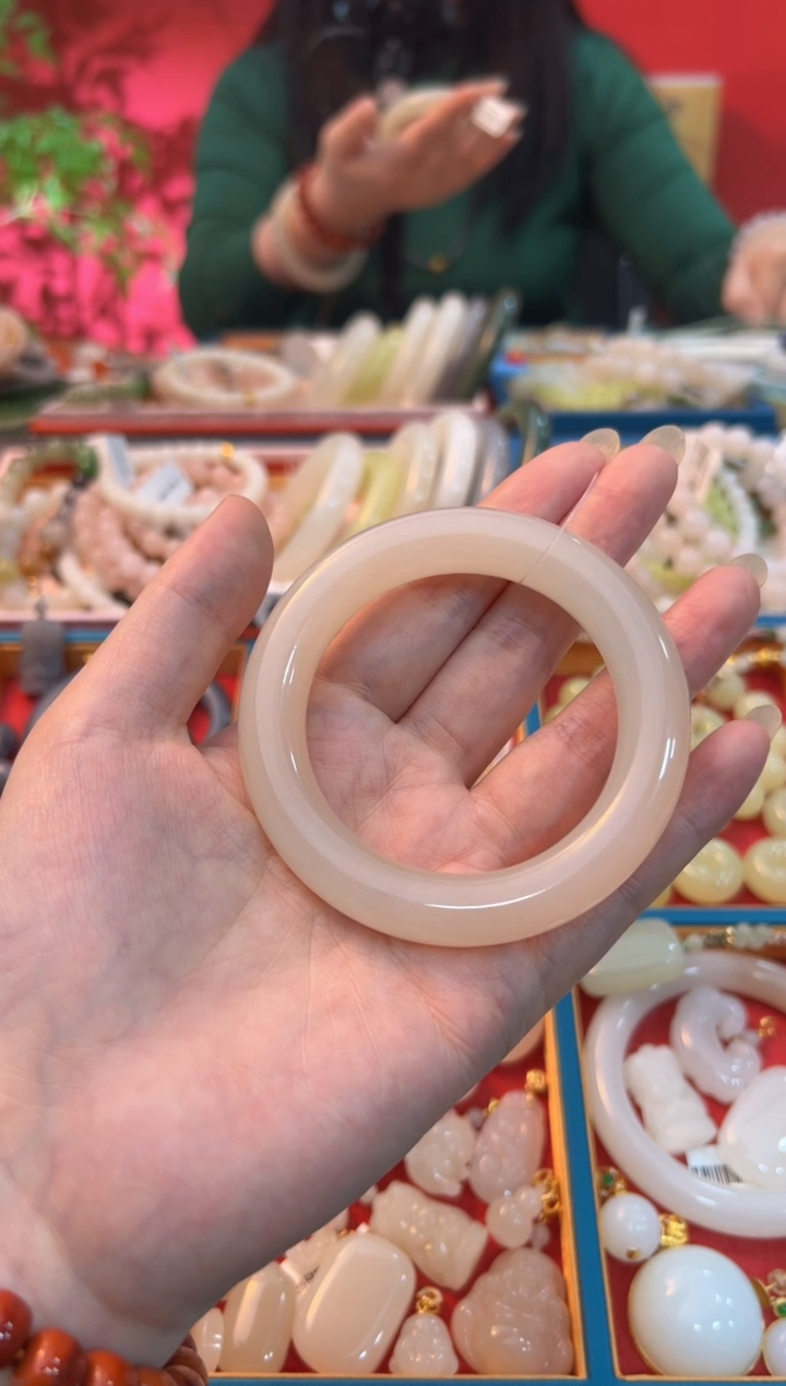 【闪购商品】和田玉手镯未镶嵌冰藕粉圆条手镯54圈口