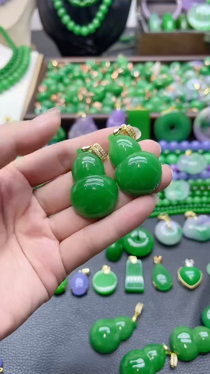 吊坠(赠链)未镶嵌翡翠拉绿大葫芦