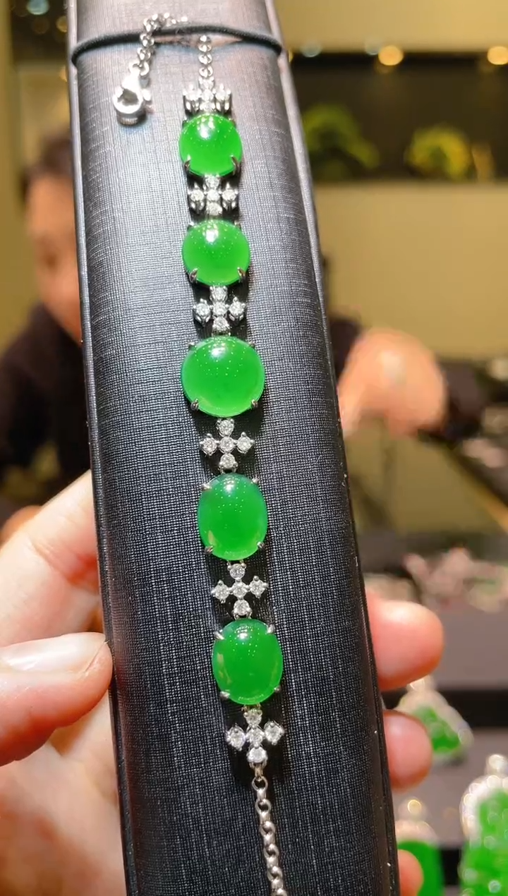 【闪购商品】翡翠吊坠(不含链)18K金镶嵌A75