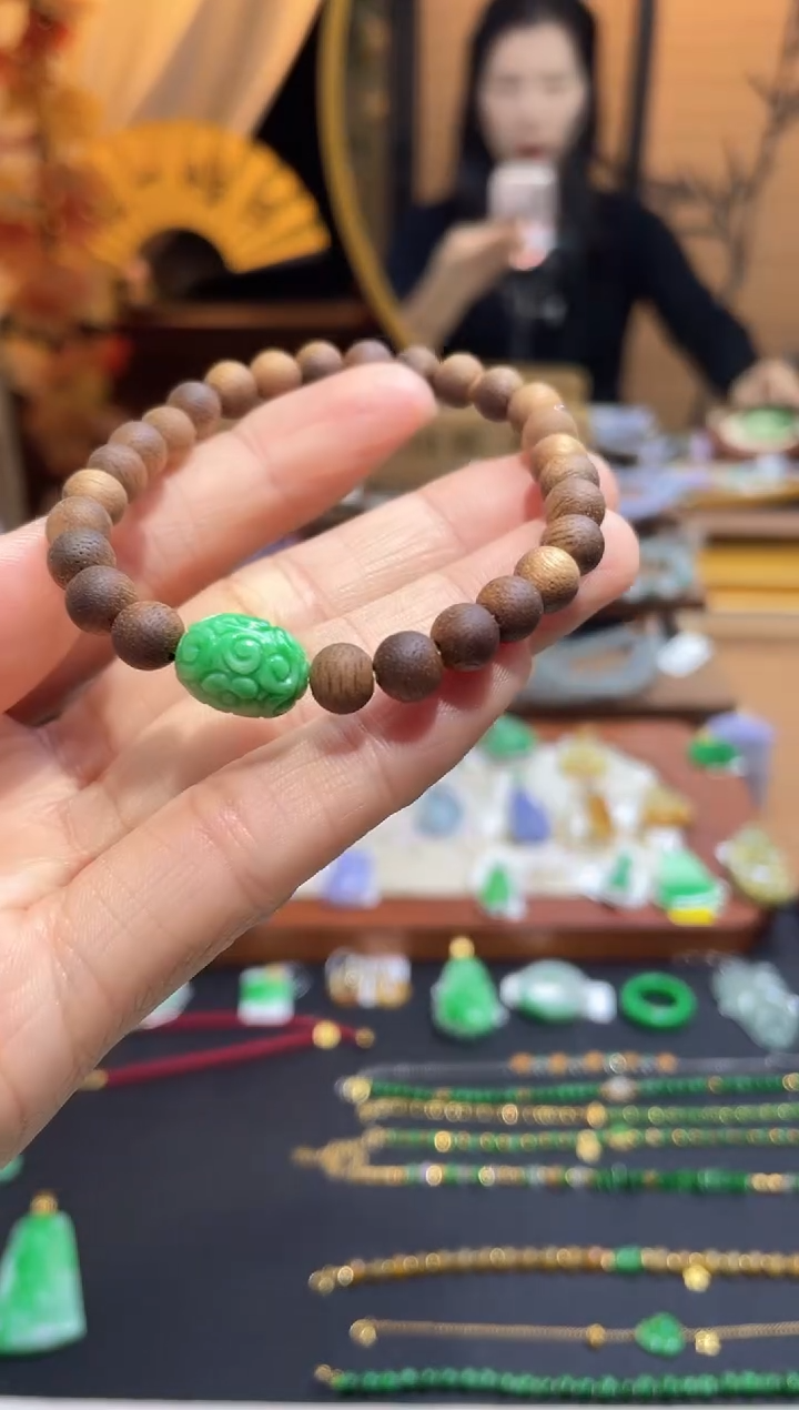 颈饰未镶嵌翡翠手串