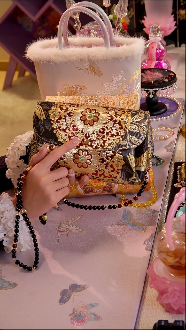 木****心非遗西阵织 如图所示