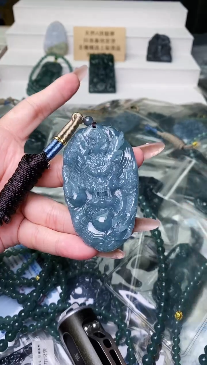 颈饰未镶嵌翡翠 