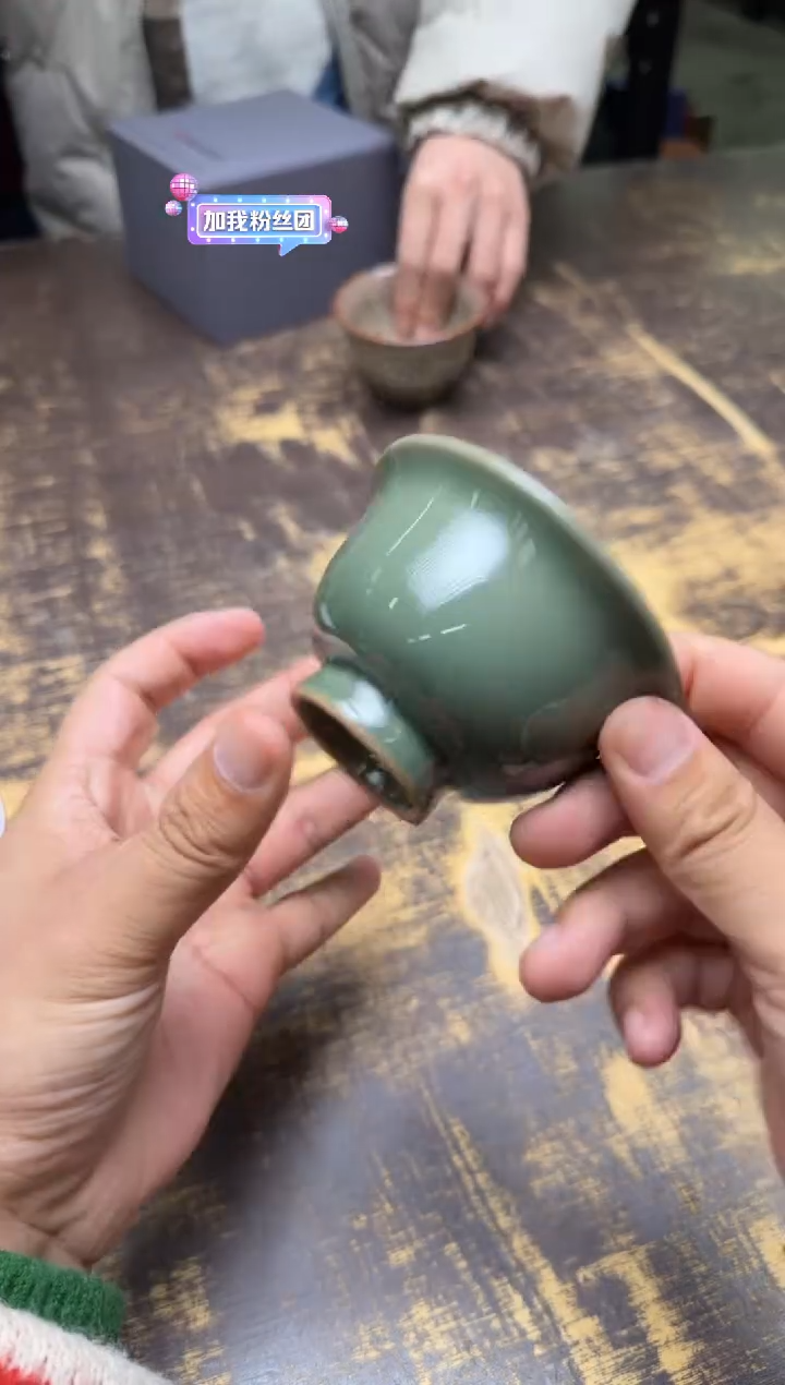 随*?严少英老梅子青鳄鱼压手杯