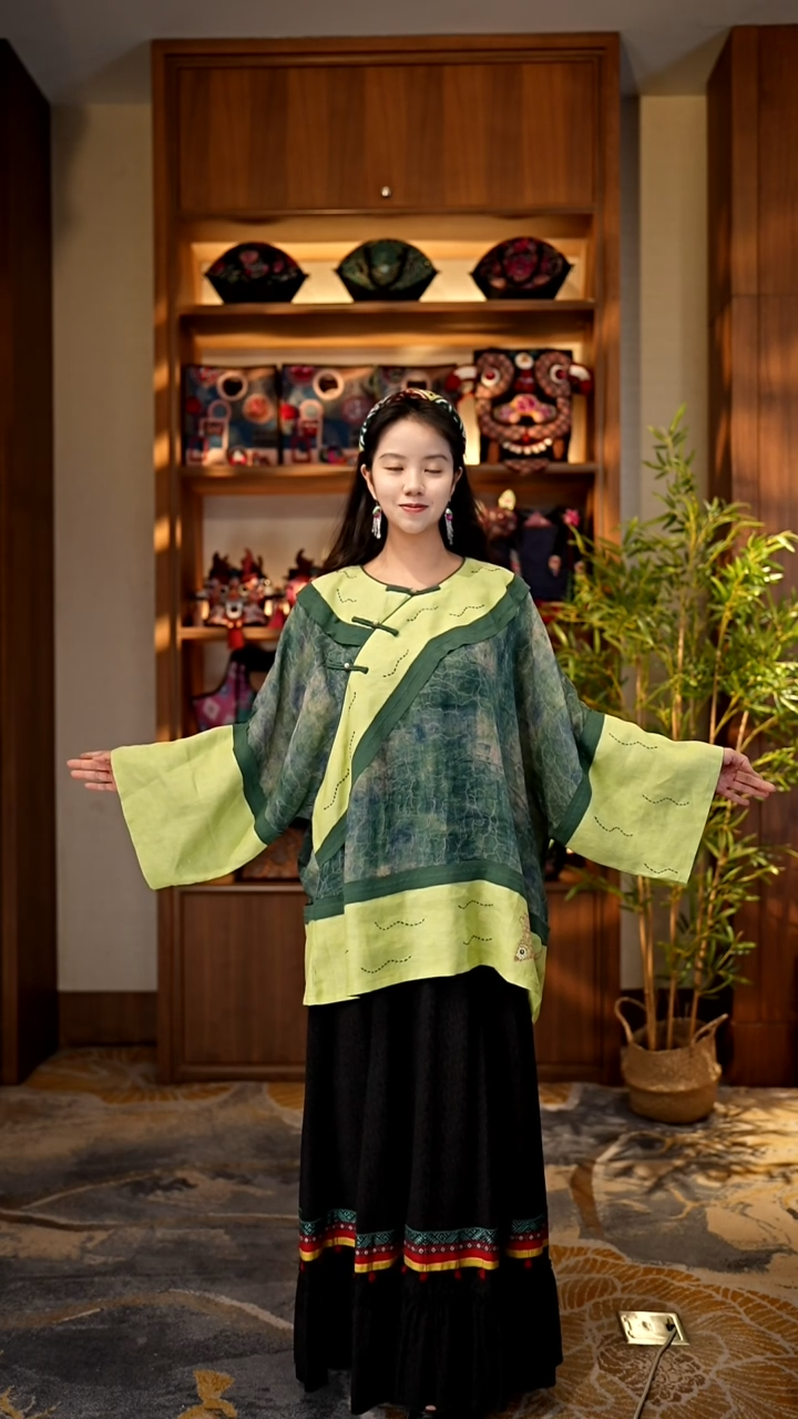 刺绣私人定制苗族手工衣服A9569