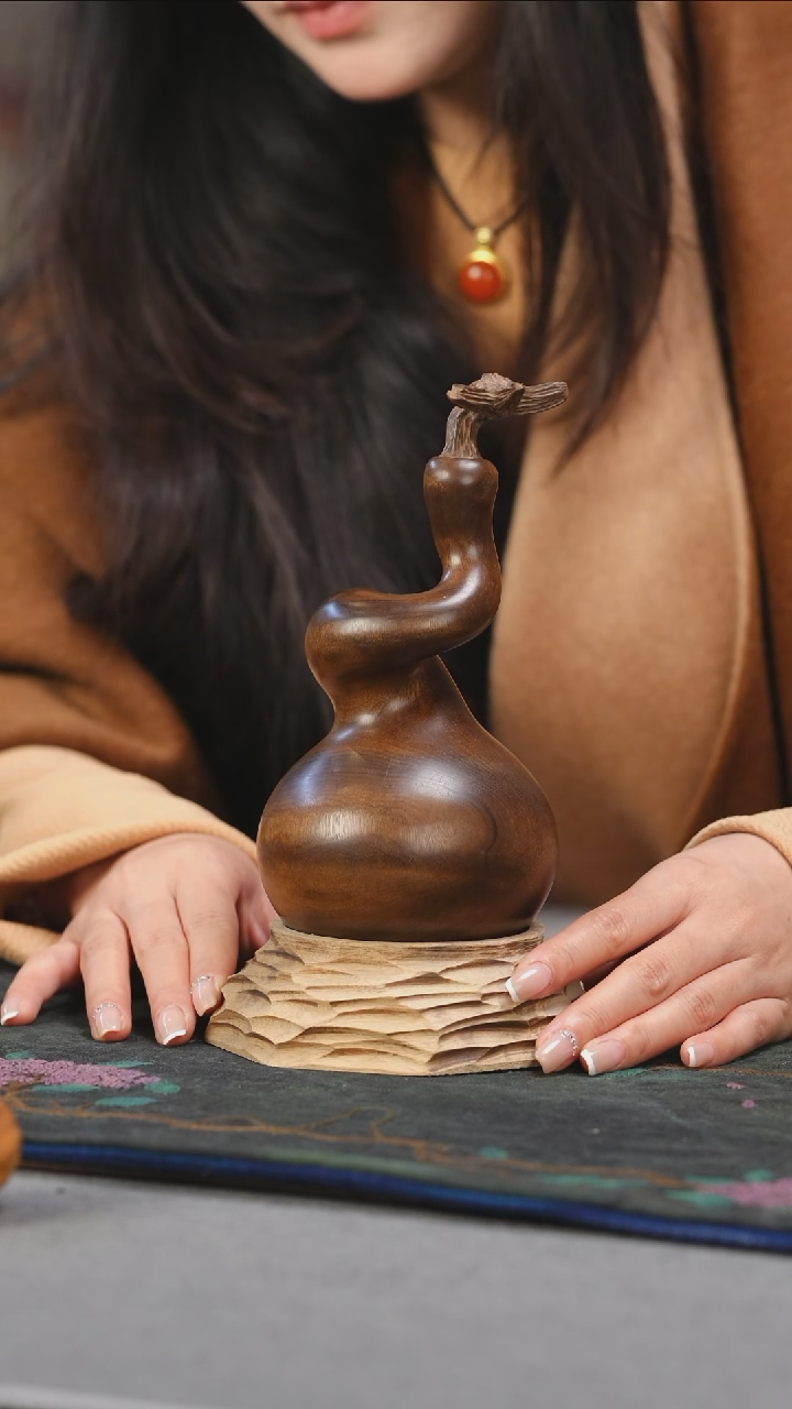 【闪购商品】古沉歪葫芦金丝楠摆件