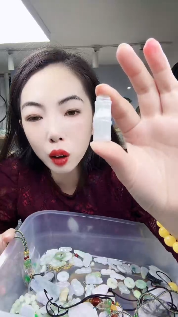 颈饰未镶嵌翡翠缅甸翡翠A货吊坠