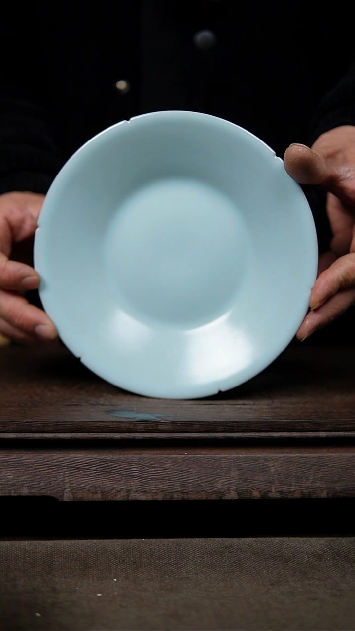 【闪购商品】杯仿古月白葵口盘大瑕