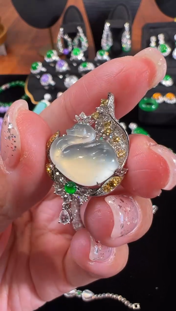 【闪购商品】翡翠颈饰18K金镶嵌天鹅吊坠