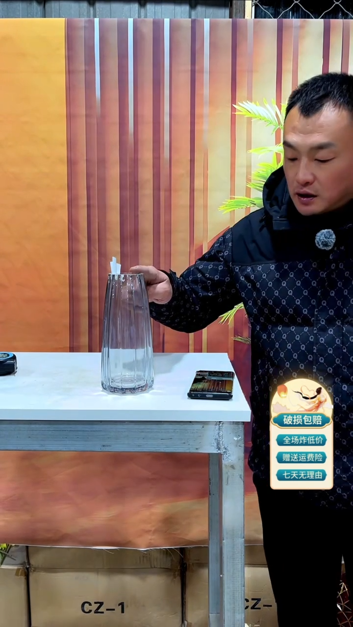 【闪购商品】玻璃烟灰色竖条纹花瓶