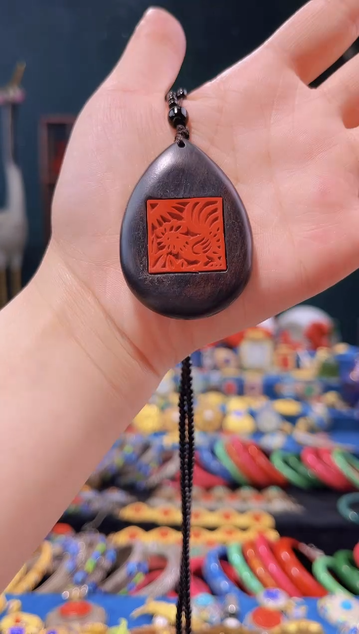 雕漆吊牌项链鸡精品