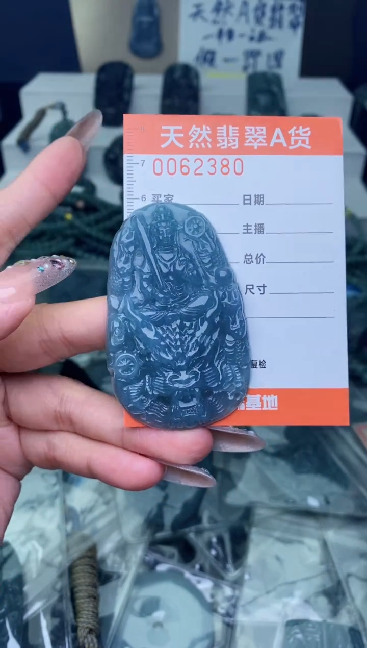 翡翠未镶嵌颈饰·············