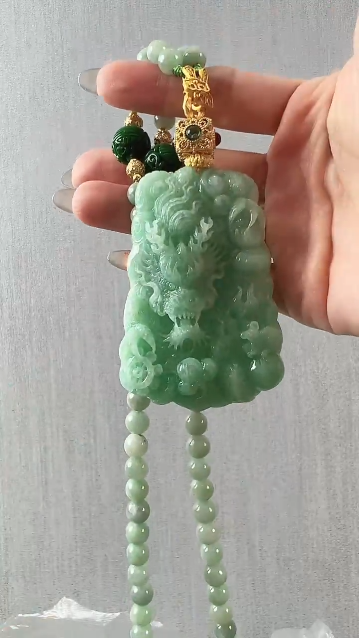 翡翠未镶嵌颈饰龙